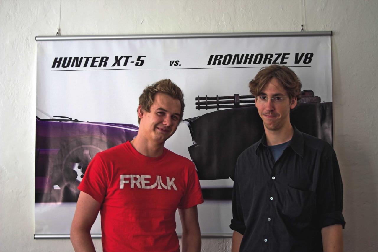 [24/09/2005] Justin Stolzenberg traf in Hamburg Crashday-Macher Robert Clemens (links) zu einer Exklusiv-Probefahrt. Der lässige Mix aus Trackmania, NICE und Need for Speed begeisterte bereits das Leipziger GC-Publikum.