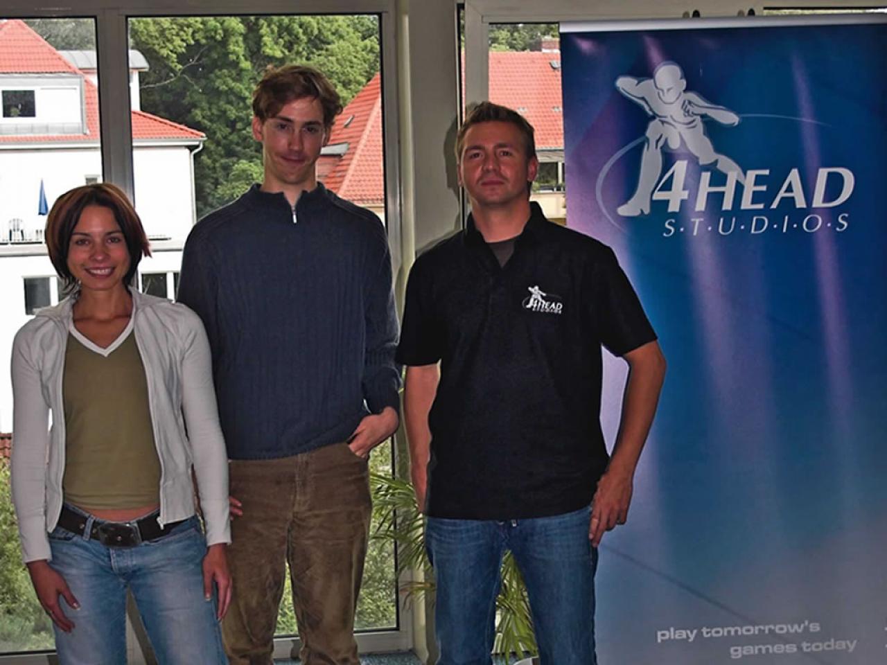 [20/10/2005] Justin Stolzenberg reist nach Hannover zu 4Head: Mit Produzentin Kathleen Kunze (links) und Studiogründer Tobias Severin (rechts) unternimmt er eine Sightseeingtour durch die wunderschöne Mittelalterwelt von Die Gilde 2.