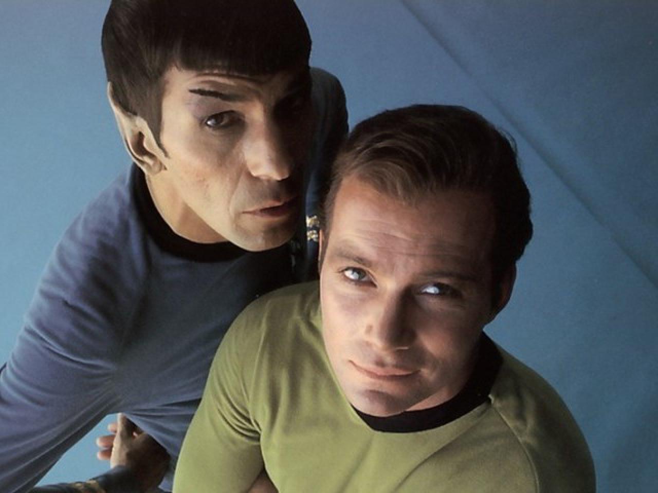 Spock und Kirk schauen geheimnisvoll in die Kamera.