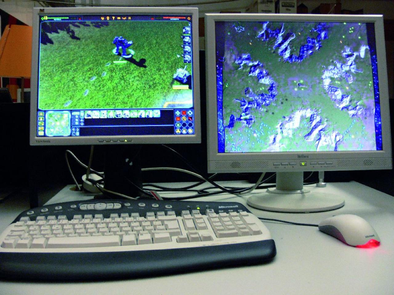 [23/02/2007] Für Besitzer zweier Monitore ist diese Option interessant: Sie spielen auf dem linken Bildschirm und haben auf dem rechten Screen ständig die Übersichtskarte im Blick.