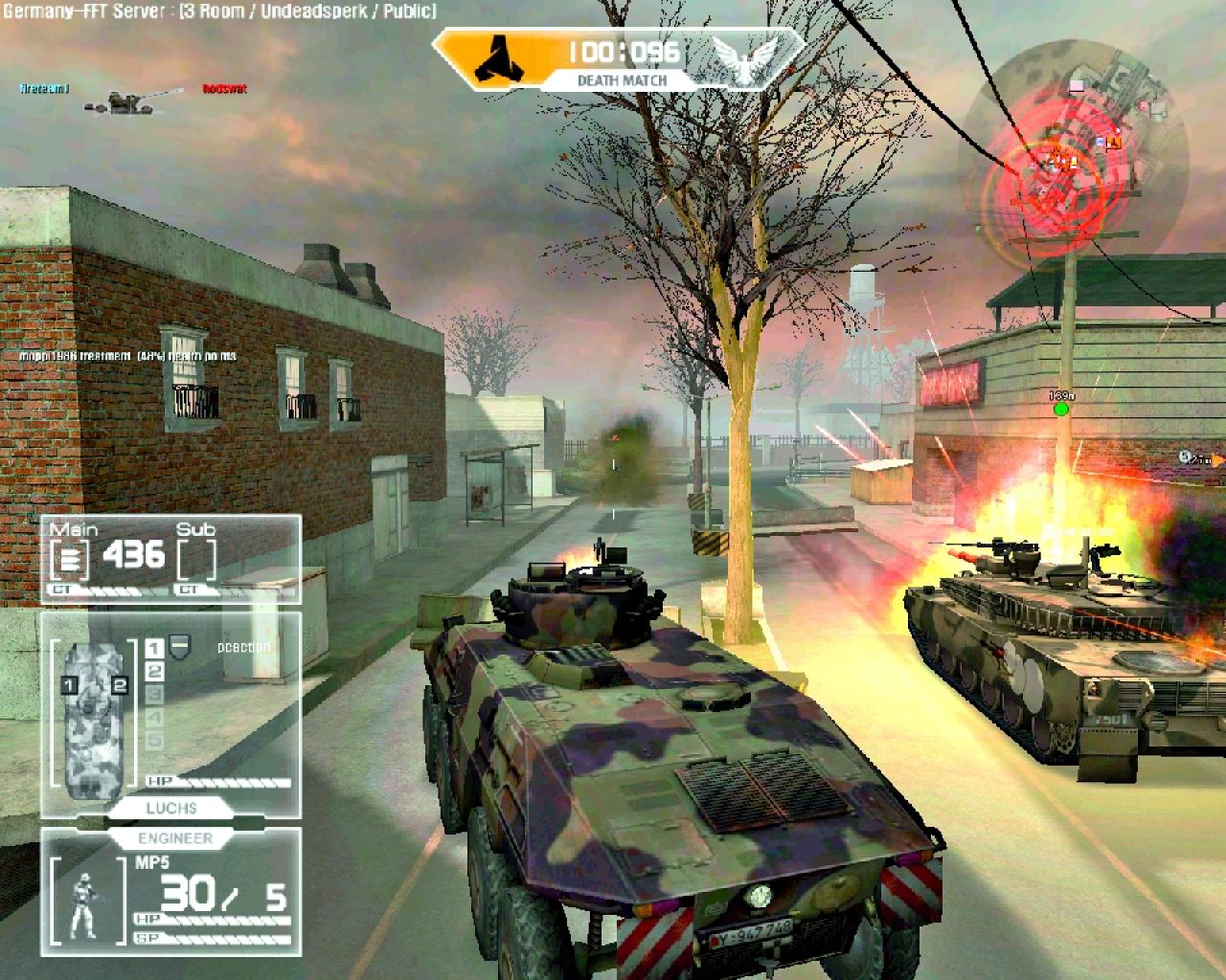 [29/03/2007] Zusammen mit anderen Spielern greifen wir einen Panzer an, der sich verzweifelt wehrt. Wir schießen ihn gnadenlos zu Schrott.