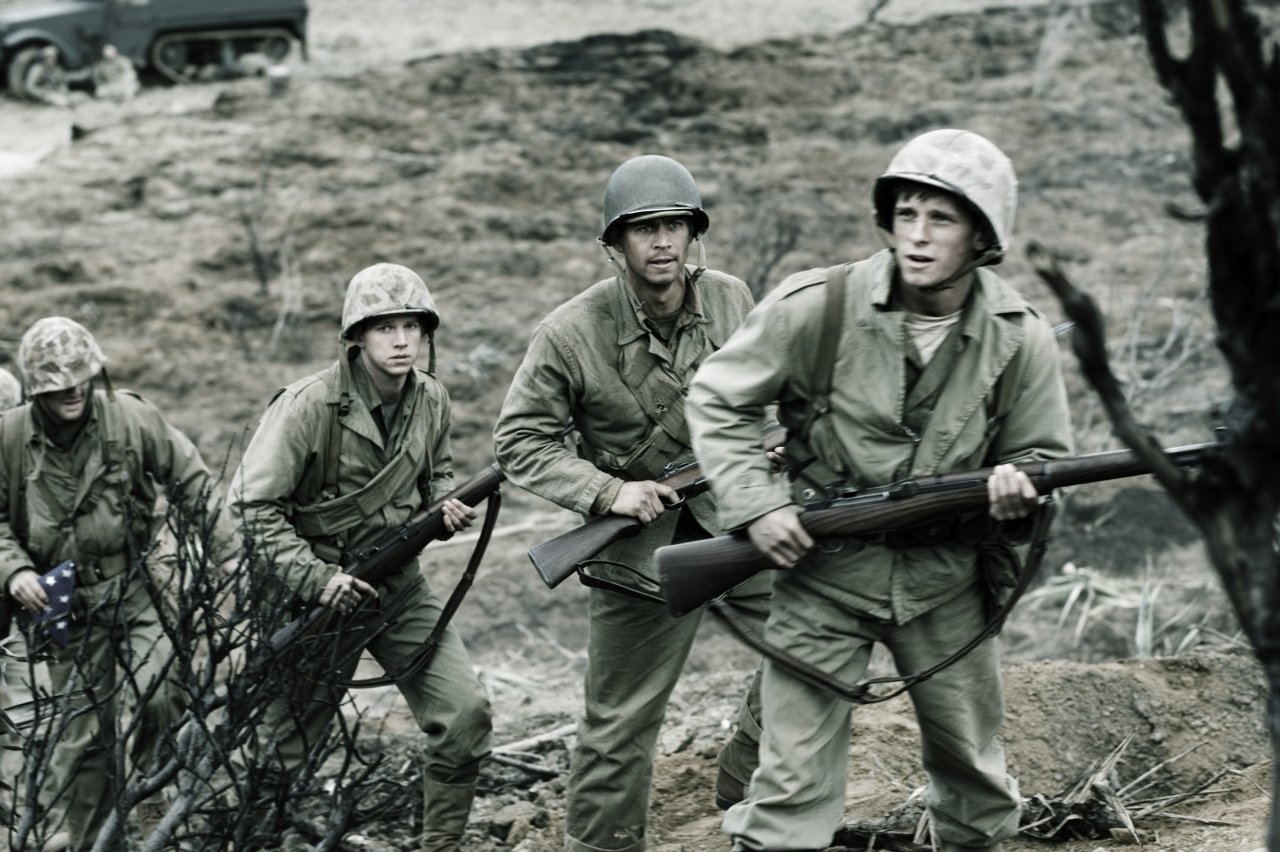[05/06/2007] Auch der junge Ralph (J. Bell, vorne) kämpft auf Iwo Jima ums überleben. 