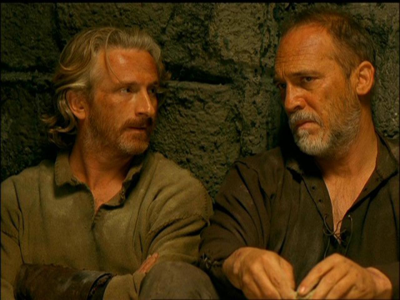 [11/06/2007] Robin (r.) wird gemeinsam mit seinem Freund gefangen genommen.