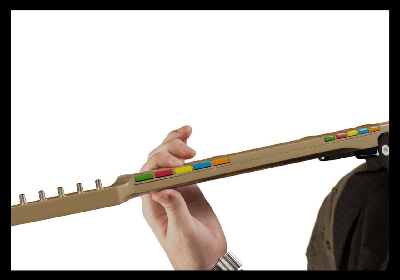 [21/06/2007] Auch die Bedienung einer Plastik-Gitarre will geübt sein.