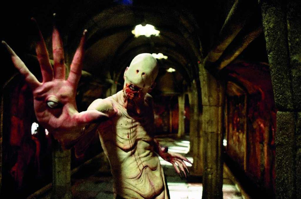 [04/07/2007] Der Pale Man (D. Jones) ist nur eine der Schreckensgestalten, auf die Ofélia trifft. 