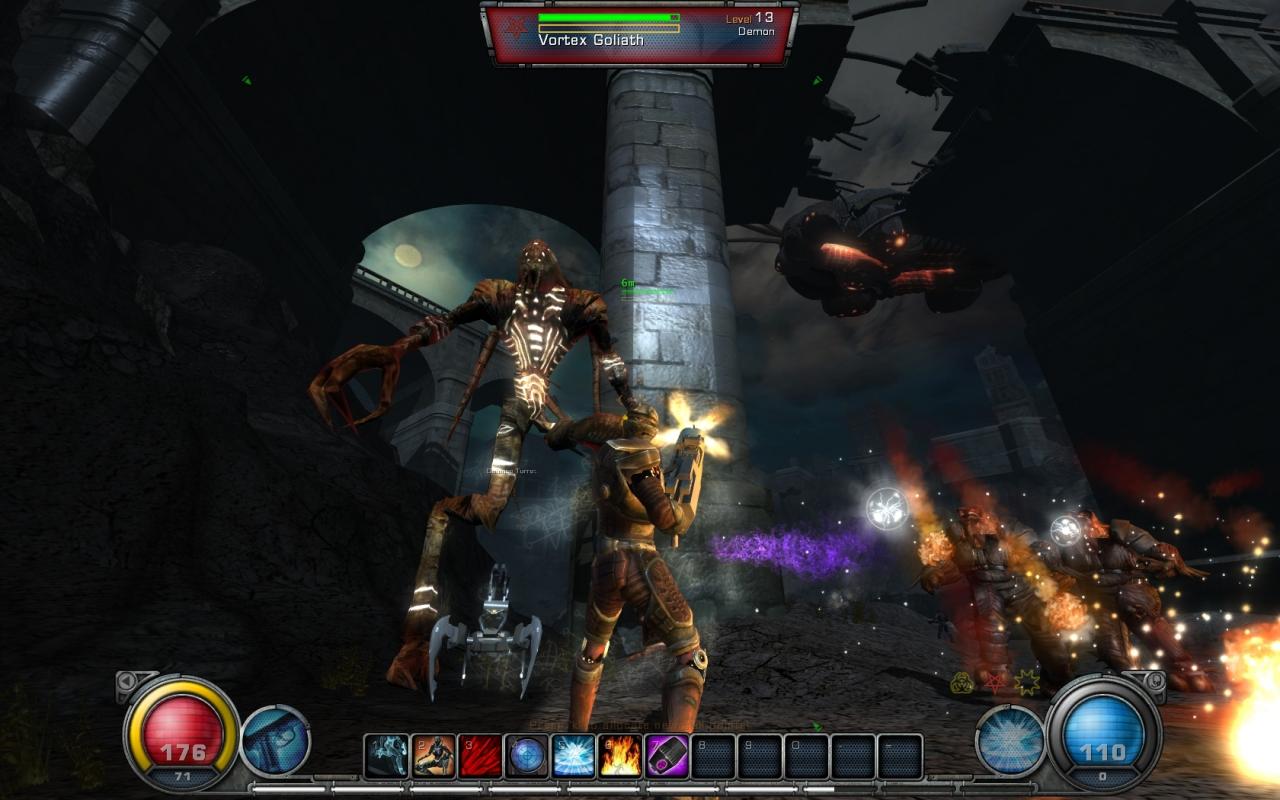 [11/07/2007] Hellgate: LondonAls Hellgate: London 2007 auf den Markt kam, schlugen die Herzen der Diablo-Fans höher: Denn welches Spiel könnte mehr Potential haben, den König der Action-Rollenspiele vom Thron zu stoßen, als ein Game von den Diablo-Machern höchstpersönlich? Auf den ersten Blick sah auch alles rosig aus. Sechs interessante Klassen, eine schöne Grafik mit schicken Spezialeffekten und ein solider Multiplayer-Modus versprachen jede Menge Spielspaß. Die Ernüchterung folgte jedoch auf dem Fuße. Das Fehlen einer durchgängigen Sprachausgabe, die banale Storyline und fehlende Zwischensequenzen drückten ordentlich auf die Atmosphäre. Obendrein ließ die monotone Abfolge von ewig gleichen Quests und Gegnern bei den Spielern schnell Langeweile aufkommen. Motivation zum Levelaufstieg lieferte letztendlich nur die Jagd nach Items. 