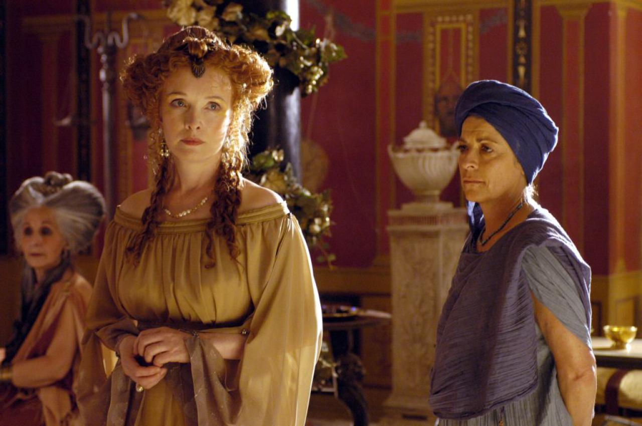 [10/08/2007] Servilia (Lindsay Duncan, l.), Brutus' Mutter, intrigiert gegen Cäsar. 