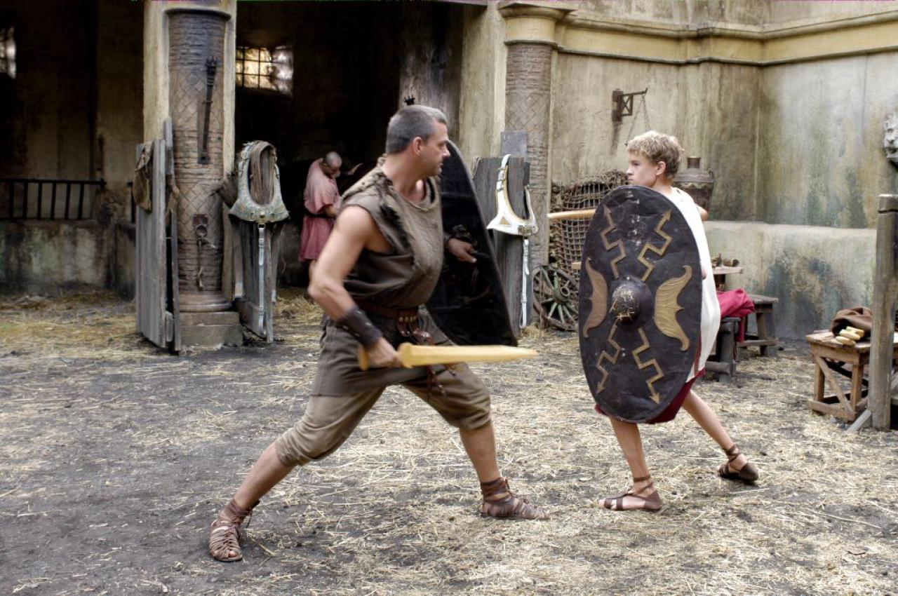 [10/08/2007] Legionär Titus Pullo (Ray Stevenson, l.) trainiert den jungen Oktavius (Max Pirkis).