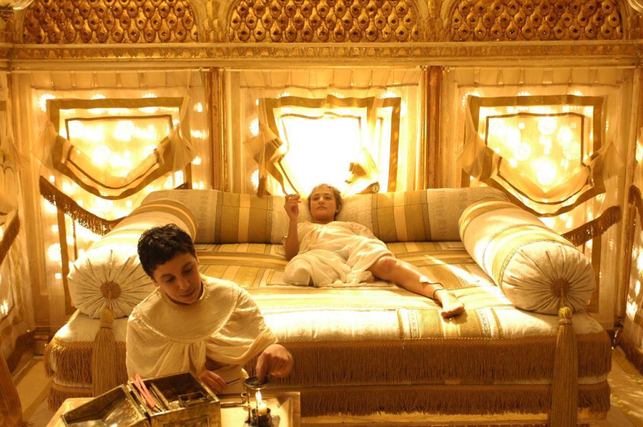 [10/08/2007] Cleopatra (Lyndsey Marshal, r.) angelt sich Cäsar.
