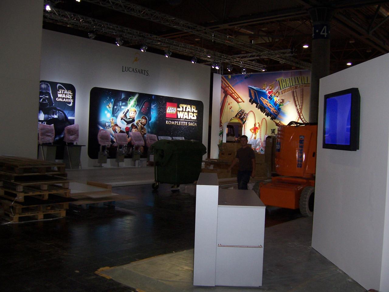 [20/08/2007] Der Aufbau des Lucas-Arts-Stands.