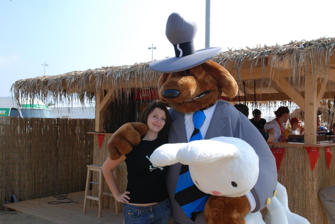 [28/08/2007] Verena Vlajo (JoWood) im Arm von Sam & Max
