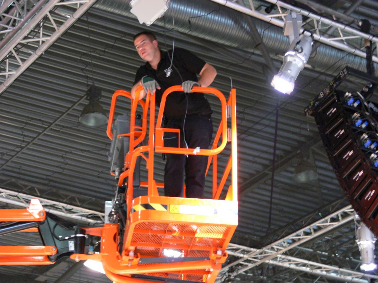 [20/08/2007] Noch wird in den Messehallen an der Beleuchtung gearbeitet.
