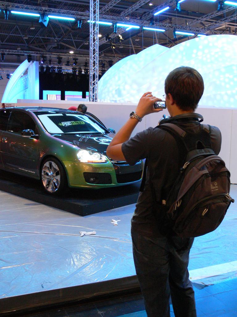 [20/08/2007] Am EA-Stand erwartet Sie ein aufgemotzter VW Golf - natürlich mit dem NfS Pro Street-Logo.