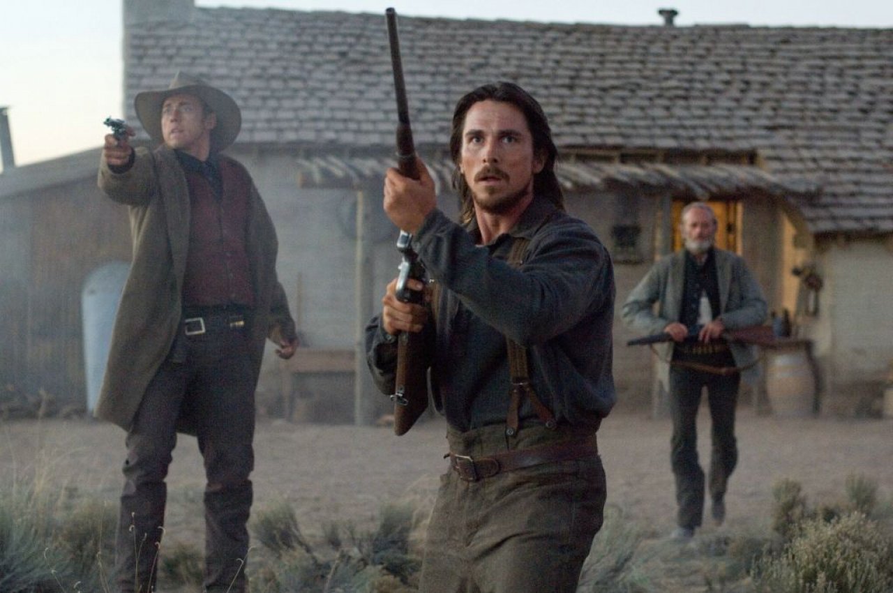 [06/12/2007] Farmer Dan Evans (Christian Bale) verteidigt eisern seine Farm.