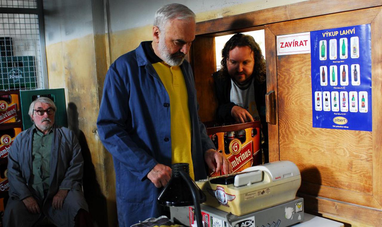 [22/01/2008] Beppo (Zdeněk Svěrák) findet einen neuen Zeitvertreib in einer Leergutannahme.