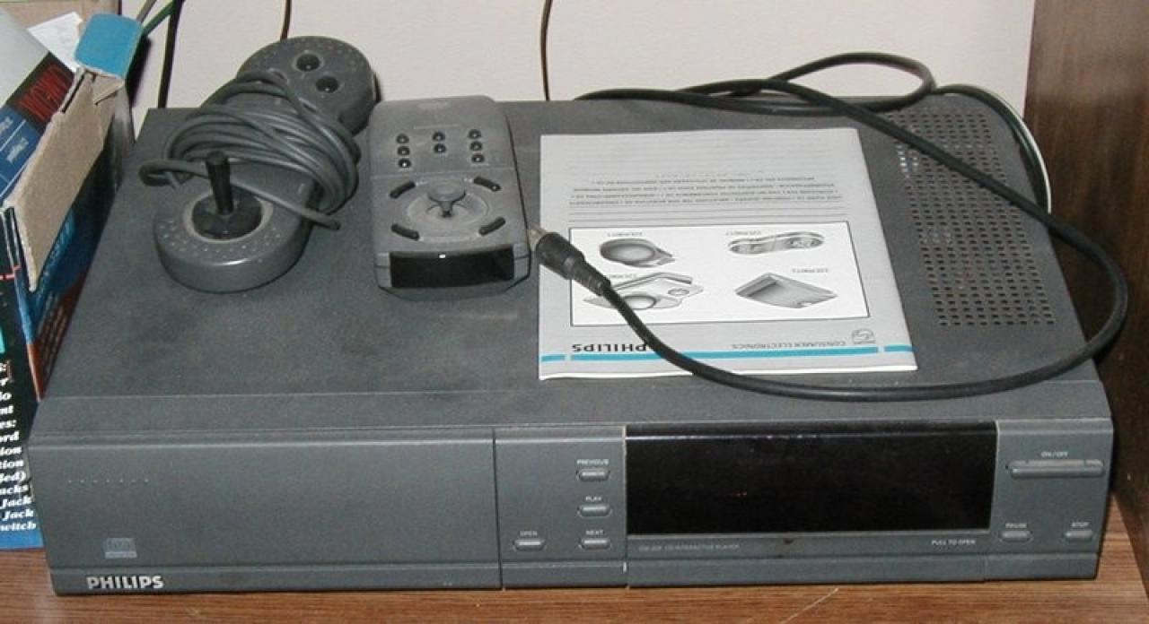[29/02/2008] Philips CDI - Philips, einer der weltgrößten Elektronikkonzerne, mischte sich 1991 auf dem Videospiel-Markt ein und brachte die Compact Disc Interactive Console, kurz CD-i auf den Markt. Erfolgreich war sie aufgrund des schwachen Angebots an eher mäßigen Videospielen, des unhandlichen Controllers sowie des hohen Preises jedoch nicht und verschwand daher schnell wieder vom Markt.