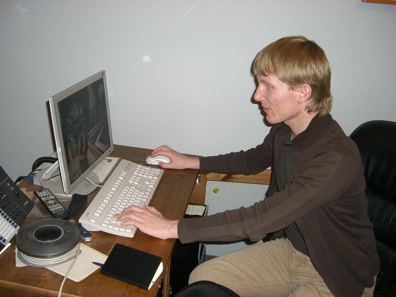 [20/03/2008] Christian Burtchen spielt exklusiv die PC-Version von Mass Effect,...