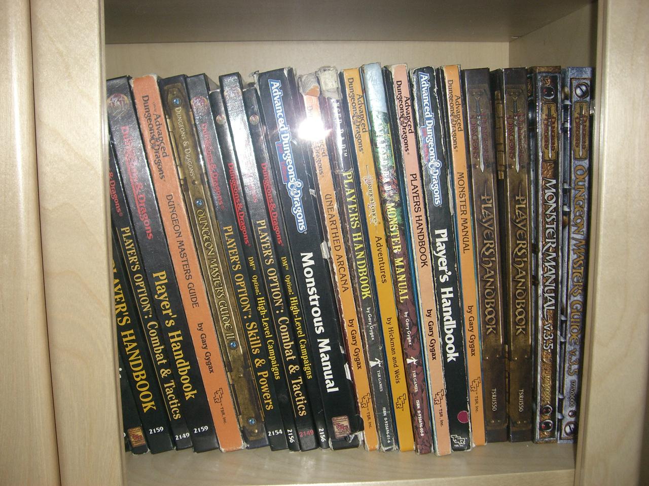 [20/03/2008] Lektüre über das Dungeons&Dragons-Universum. Fast allen Rollenspielen von Bioware liegt ein Dungeons&Dragons-Regelwerk zu Grunde.