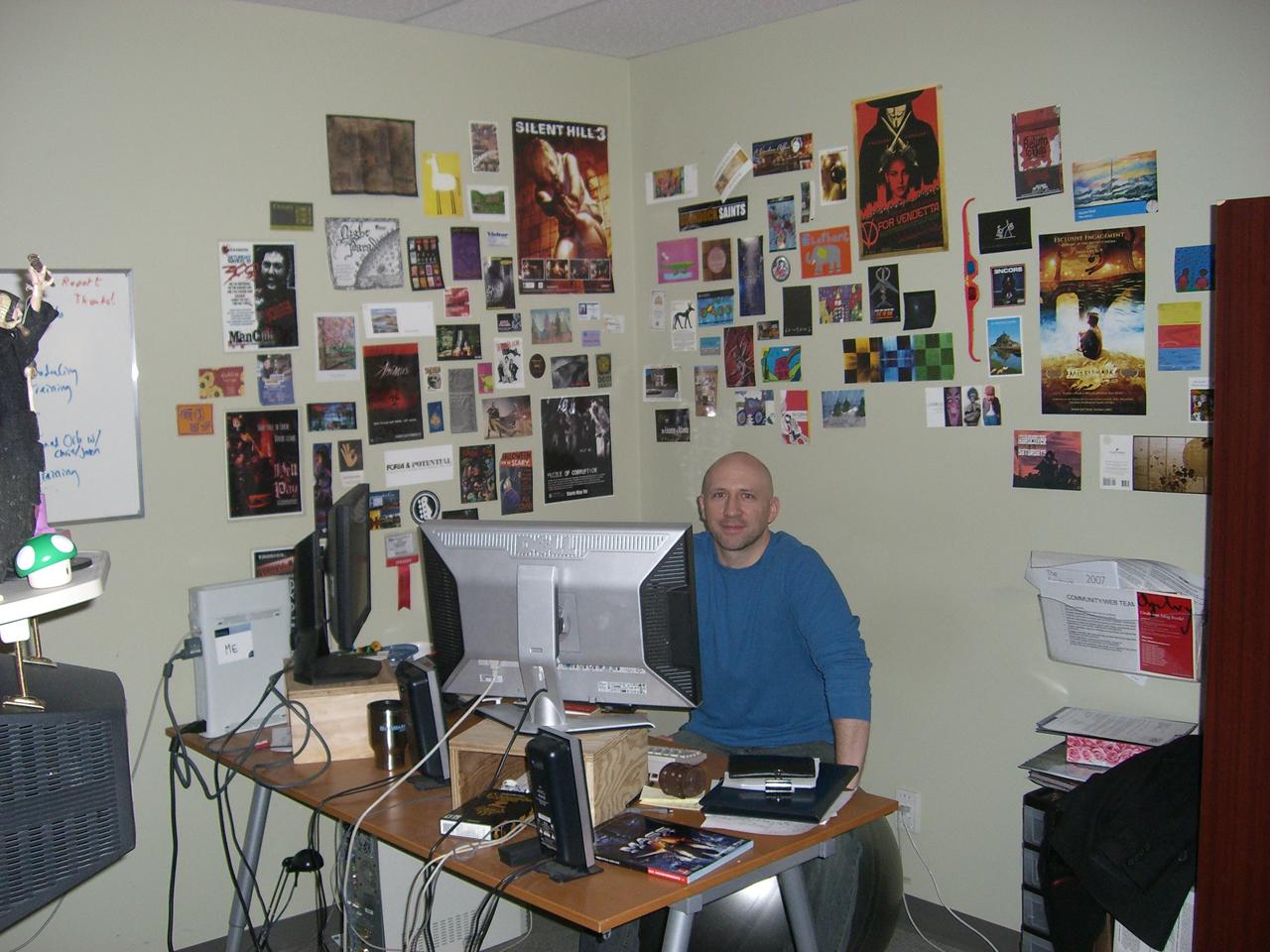 [20/03/2008] Ein freundlicher Entwickler von Bioware - die Gestaltung des eigenen Arbeitsplatzes ist jedem Mitarbeiter selbst überlassen.