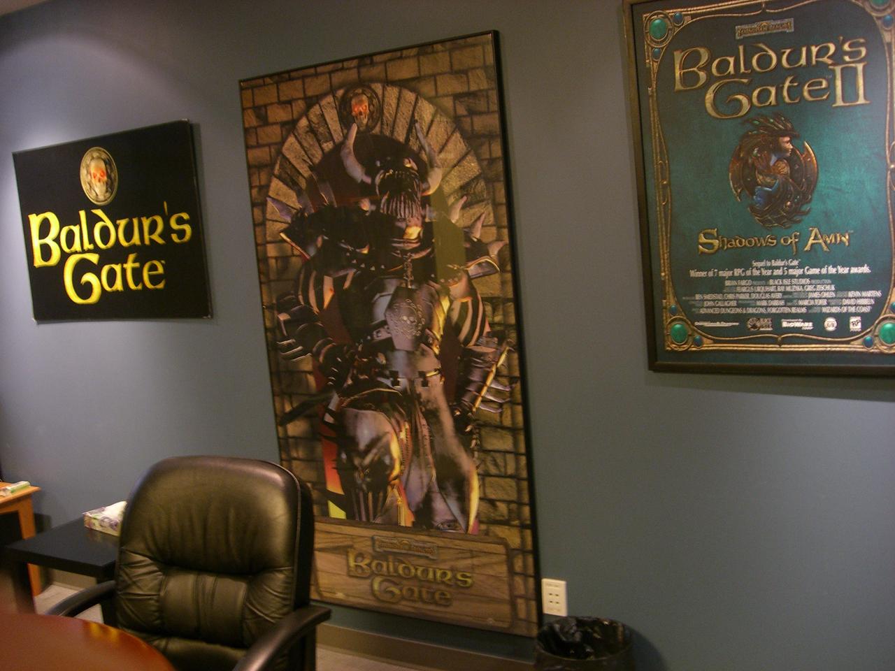 [20/03/2008] Im Baldur's Gate Meeting Raum schmücken zahlreiche Bilder der Baldur's Gate-Serie die Wände.