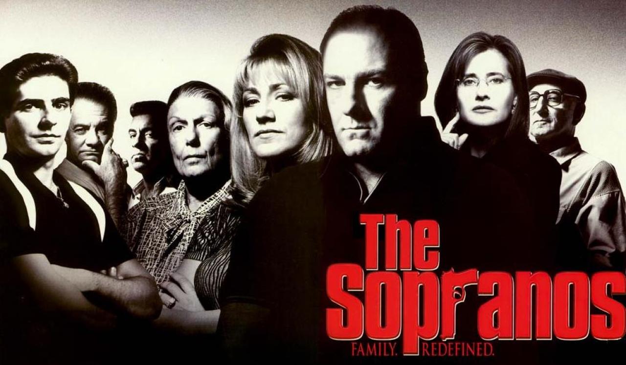 [10/03/2008] The Sopranos - Stellen wir uns vor, wir spielten einen Mafioso, der seine Gangster-Familie vor der Bedrohung anderer Clans bewahren, dabei seine echte Familie zusammenhalten und gleichzeitig in Gesprächen mit der Therapeutin sein Seelenleben bewältigen muss. Die Sopranos schrieben auf HBO Fernsehgeschichte. Hier geht es nicht um Action und Gewalt, sondern um die Charaktere und deren Motive. Perfekt für ein Spiel aus dem Hause Telltale.