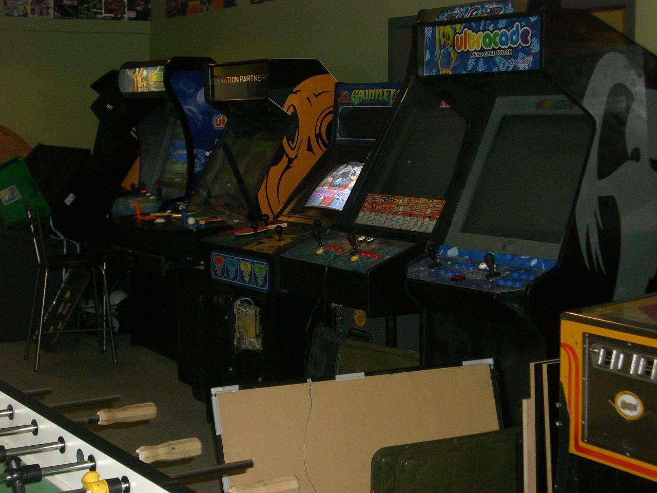 [20/03/2008] Entwickler wollen auch spielen: Im Entspannungsbereich stehen neben Kicker- und Billardtisch auch einige Spielautomaten.