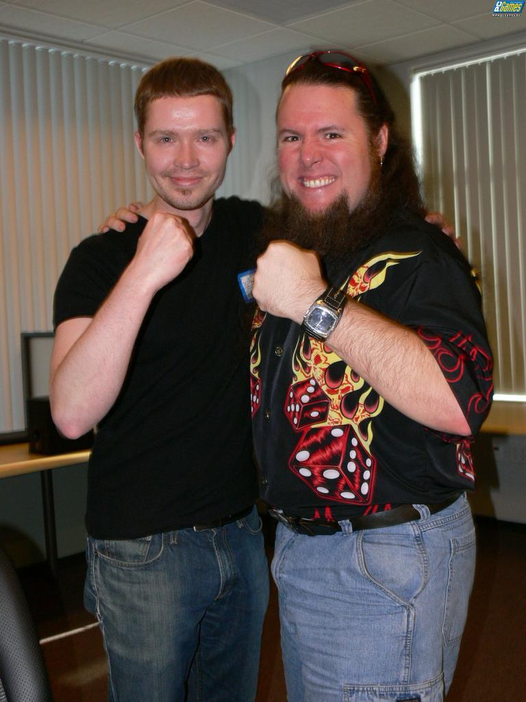 [26/06/2008] PC Games-Redakteur Felix Schütz (links) und Samwise Didier (Künstlerischer Leiter bei Blizzard, rechts) zeigen, worauf es im PvP wirklich ankommt. Einerseits nett und sportlich zueinander sein, andererseits nicht zögern, sich gegenseitig die Visage zu polieren - etwa wenn man damit aufhören muss, für ein Foto zu posieren. Felix schrie übrigens Sekunden nach dieser Aufnahme um Gnade. Vergebens.