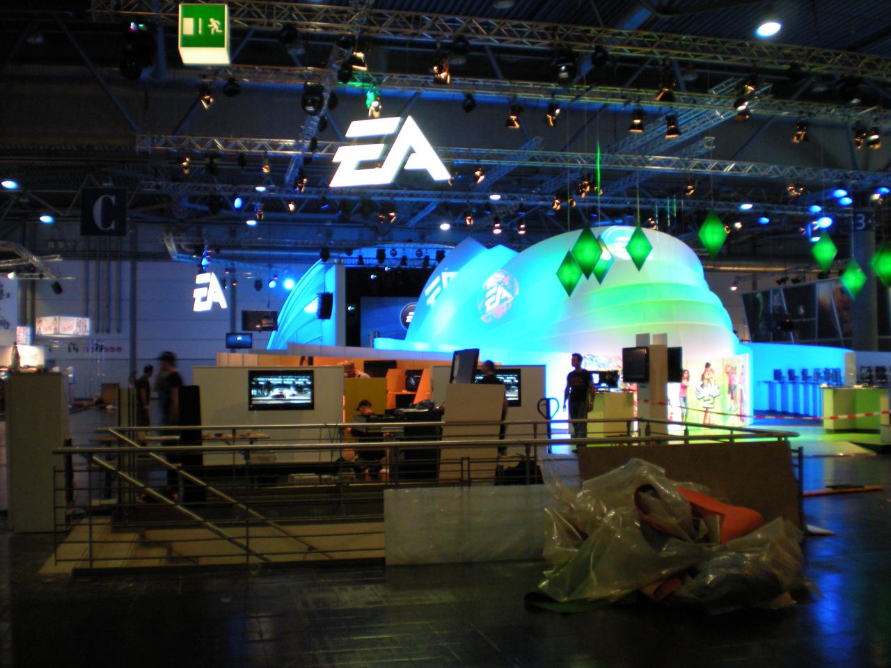[19/08/2008] Electronic Arts recycelt den Messestand des Vorjahres; die Konstruktion erinnert dezent an das Opera House in Sydney. Mittendrin: eine große Rockstar-Bühne.