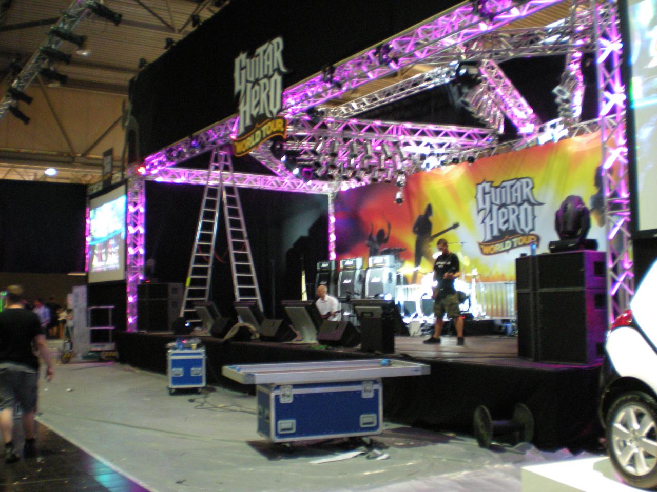 [19/08/2008] Die Guitar Hero-Bühne gehört zu den größten Aufbauten auf dem ganzen Gelände. Hier wird gerockt, bis die Boxen glühen.