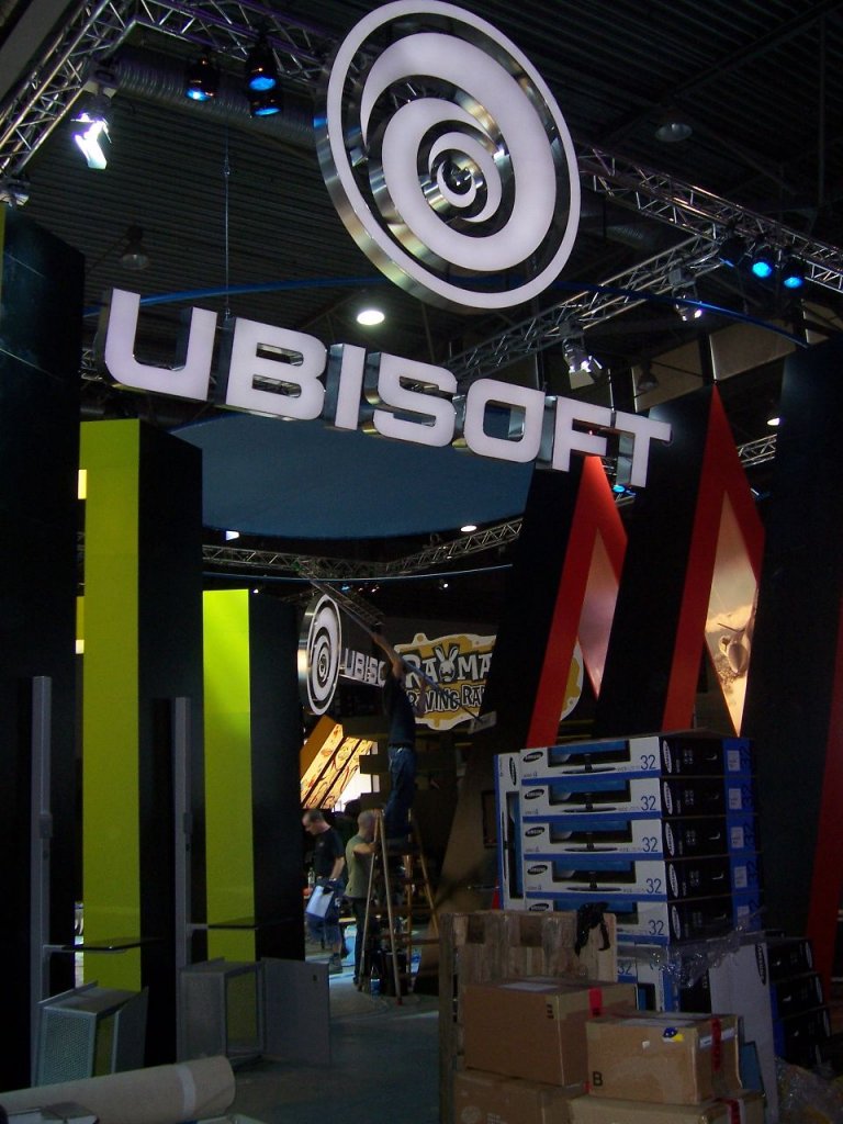 [18/08/2008] Ein Firmen-Logo kann nicht prächtig genug glänzen - das weiß man auch bei Ubisoft. Rechts unten im Bild: Ein 