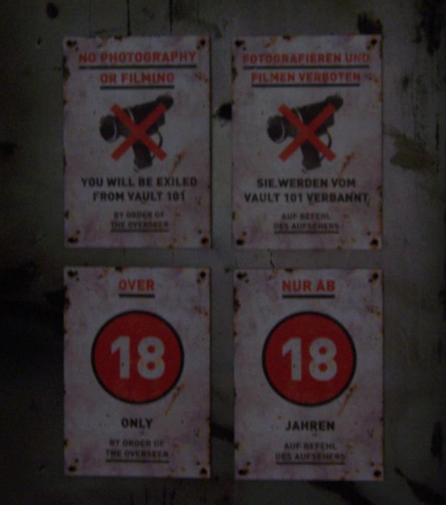 [18/08/2008] Auch dieses Schild hängt am Fallout 3-Stand. Es besagt: Nur wer volljährig ist, darf rein. Und wer im Stand selbst fotografiert oder filmt, der fliegt raus. Unser eigener PC-Games-Stand ist übrigens direkt daneben - kommen Sie also ruhig mal vorbei!