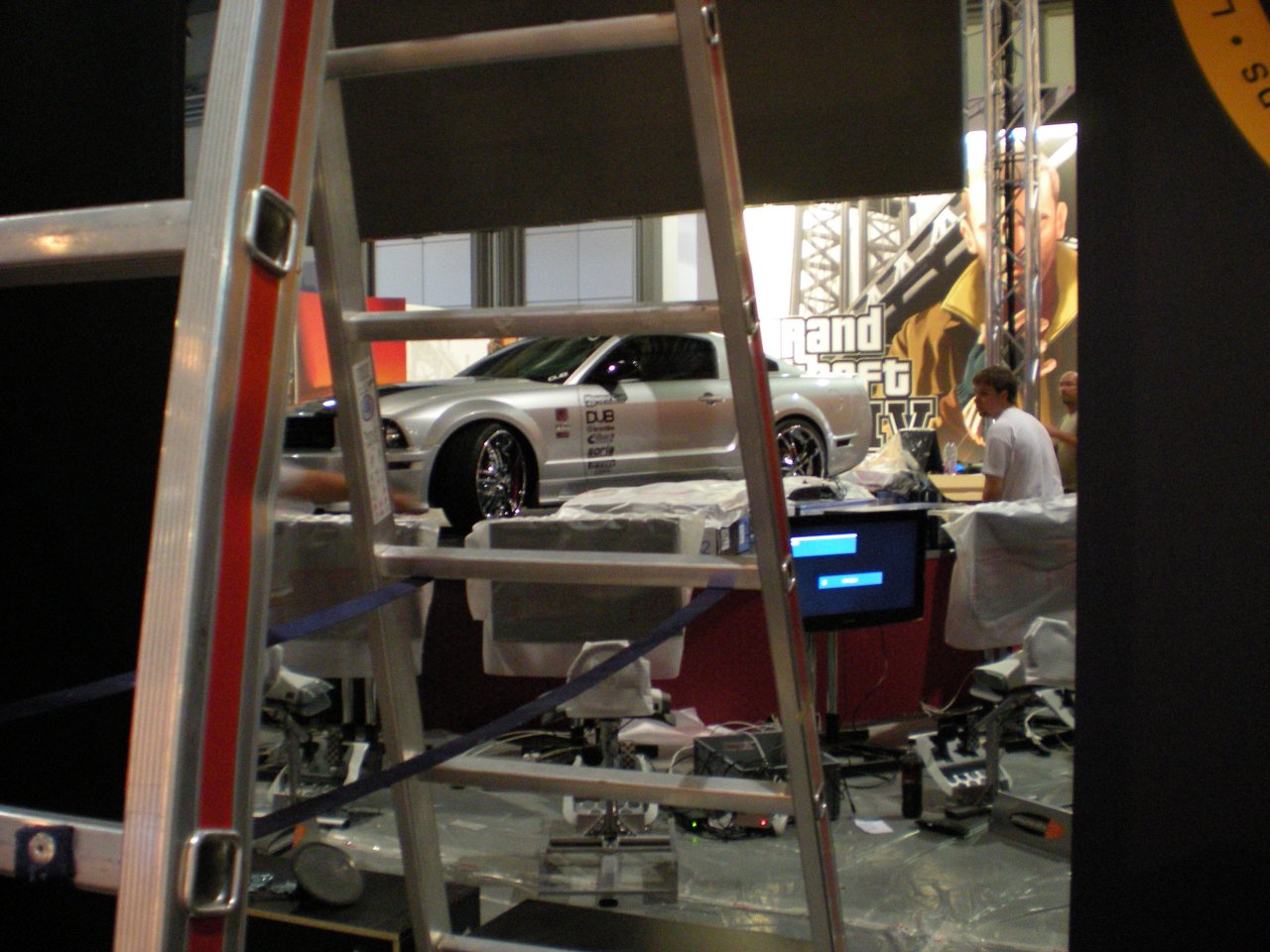[19/08/2008] Bei Rockstar Games steht ein schnittiger Wagen im Mittelpunkt des Messestands. Hier können Sie Midnight Club Probe fahren.