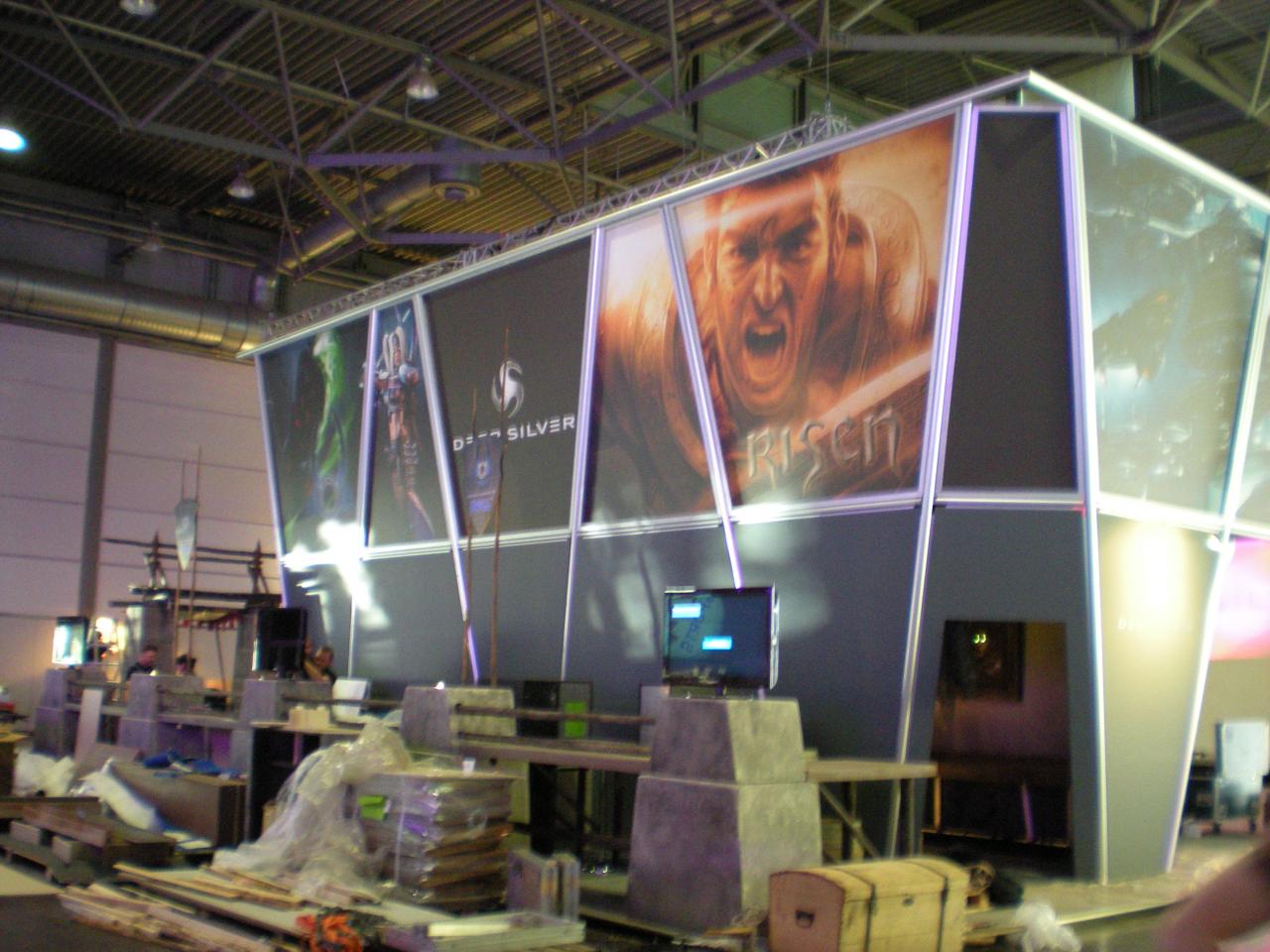 [18/08/2008] Der GC-Stand von Deep Silver wirbt unter anderem mit dem neuen Rollenspiel von Piranha Bytes: Risen. Informationen zum inoffiziellen Nachfolger von Gothic 3 finden Sie hier!