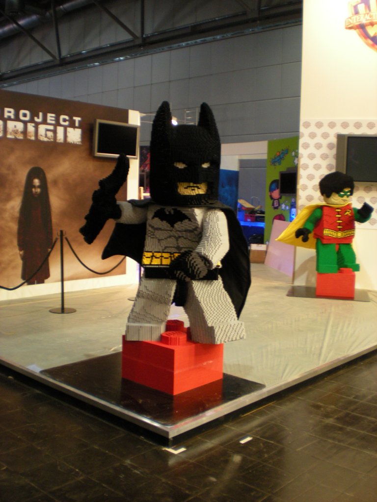 [18/08/2008] Gut eineinhalb Meter hoch ist der Lego-Batman, der Sie bei Warner Interactive begrüßt.