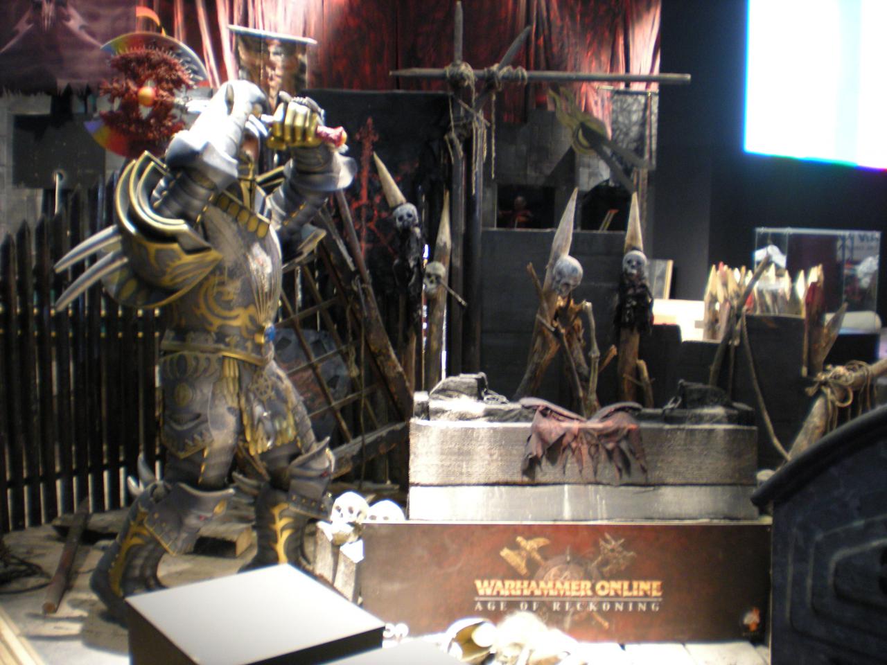 [18/08/2008] Der Warhammer Online-Stand wurde mit stilechten martialischen Requisiten dekoriert.