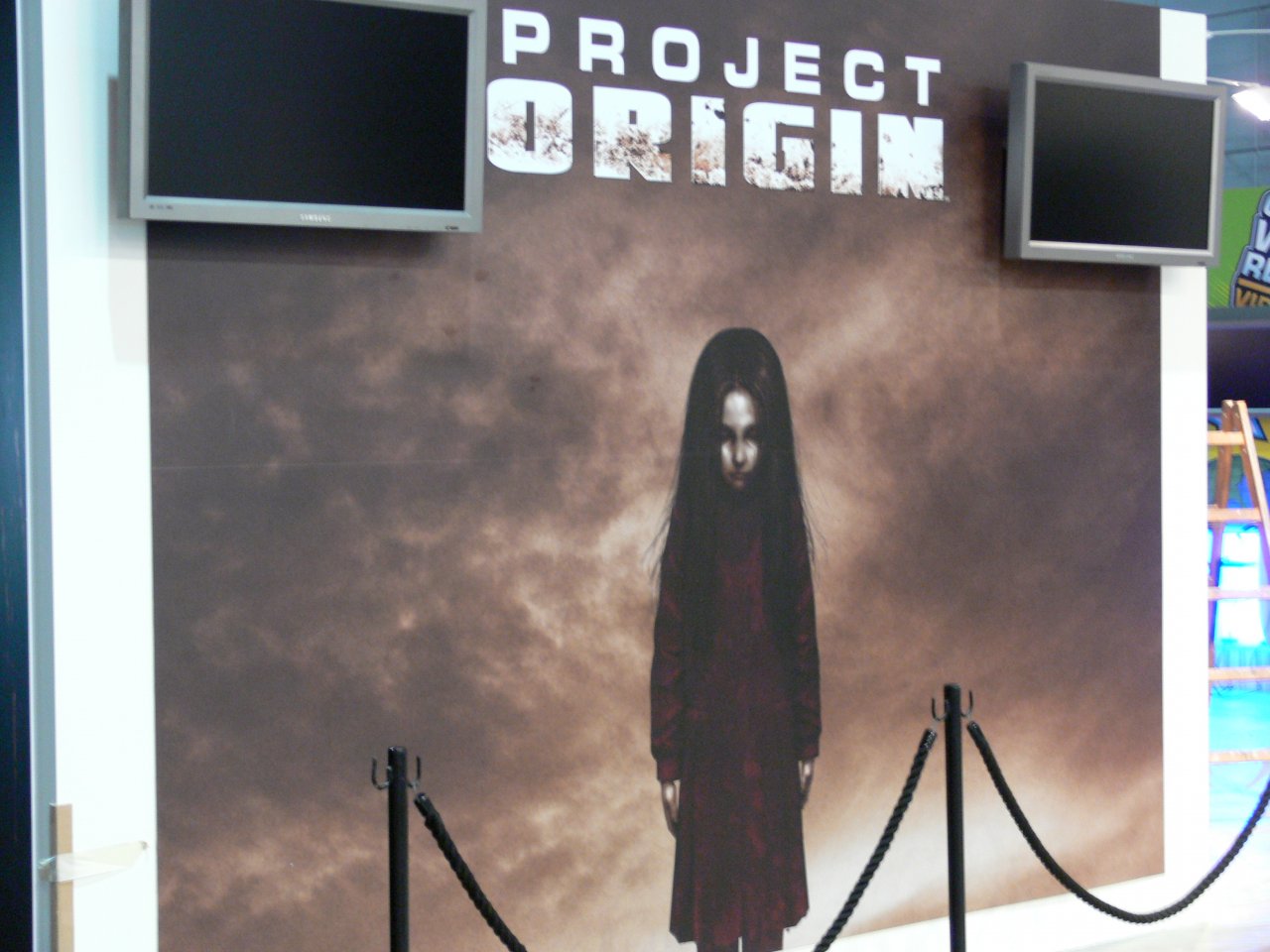 [18/08/2008] Direkt dahinter: Die aus F.E.A.R. (dt.) bekannte Alma, welche Ihnen auch in Project Origin Angst und Schrecken einjagt. Auch hier gilt wie bei Fallout 3: Gruseln nur für Erwachsene.