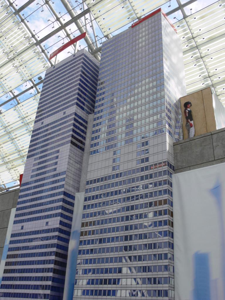[18/08/2008] Der Mirror's Edge-Turm aus der Nähe betrachtet. Vorteil für EA: Selbst wenn es nächstes Jahr kein weiteres Mirror's Edge gibt, lässt sich das Werk sicher weiterverkaufen - neue Spiderman-Spiele wird es sicher wieder geben, und mit ein wenig Umdekorieren kann auch Ubisoft das Teil für Assassin's Creed 2 oder Prince of Persia benutzen. Unangenehm wird's erst, wenn Eidos für den Tomb Raider-Stand noch ein paar Mitspieler aus dem Zoo dazuholt.