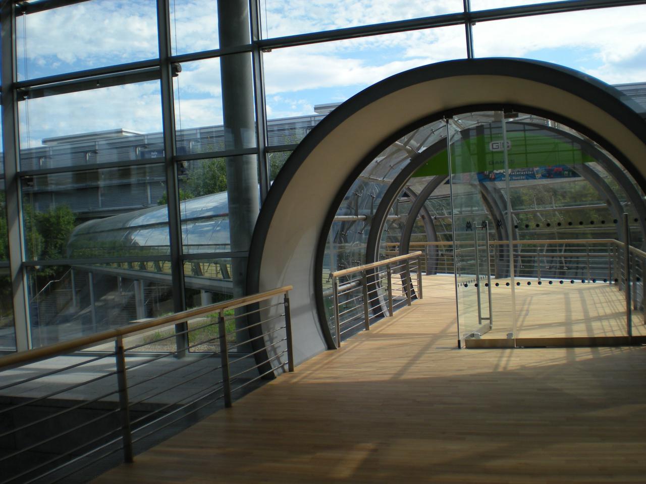 [18/08/2008] Eine nigelnagelneue, zusätzliche Glasröhre verbindet die Hallen 4 und 5 des Leipziger Messegeländes und sorgt für weniger Stau.