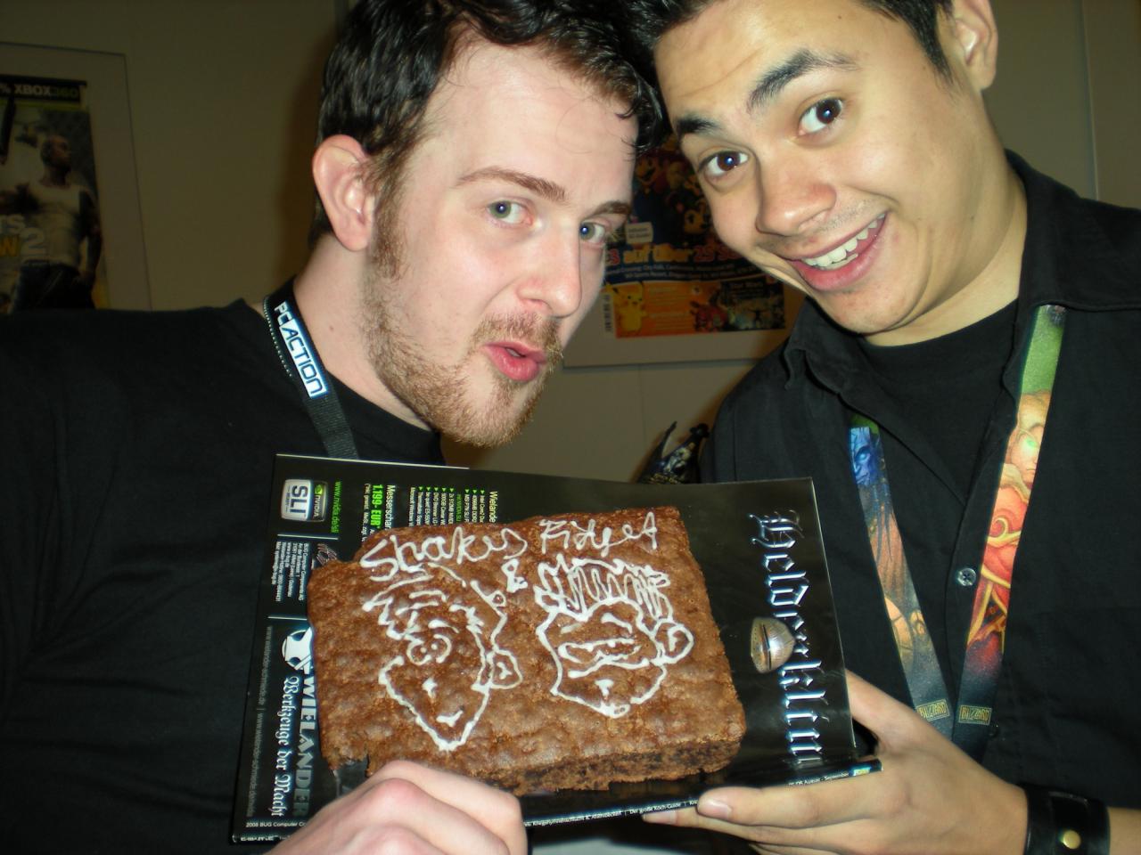 [24/08/2008] Die kriegen ordentlich was gebacken: Die Comic-Zeichner von Shakes & Fidget, Oskar und Marvin, freuen sich über einen selbstgebackenen Kuchen, den ihnen ein treuer Fan gebacken hat.