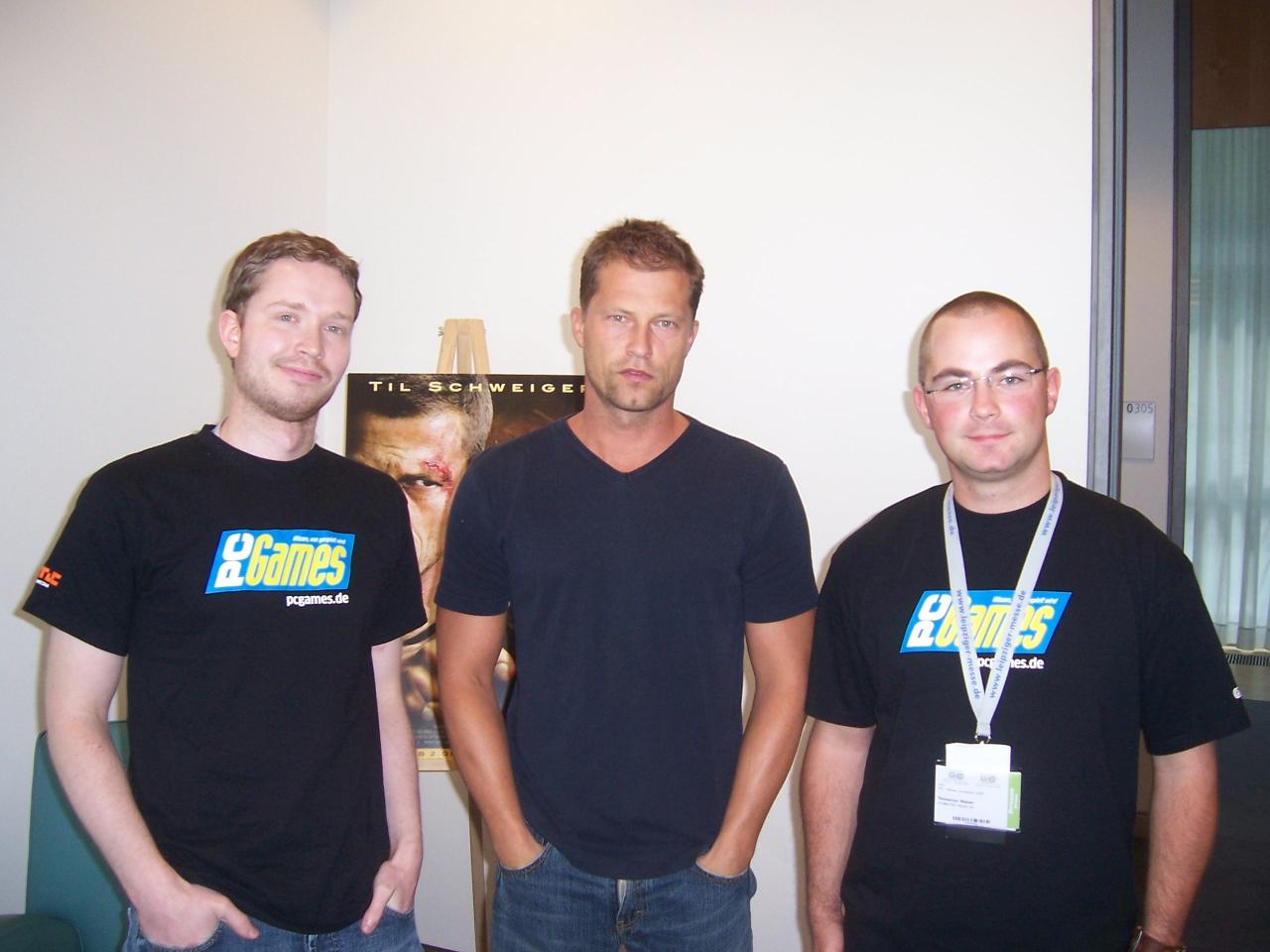 [25/09/2008] Nach dem Interview nutzen die PC-Games-Mitarbeiter Felix Schütz und Sebastian Weber die Chance auf ein Foto mit Til Schweiger.