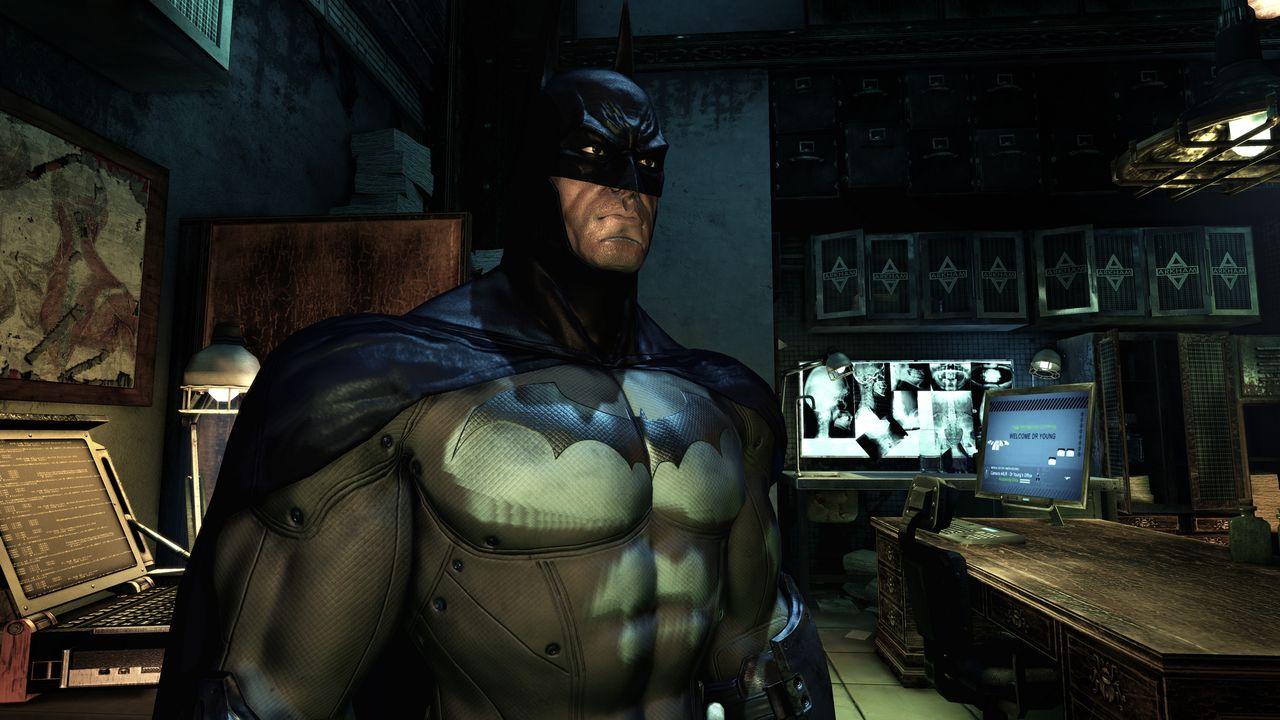 [22/12/2008] Batman: Arkham Asylum ist ein brillantes Lizenzspiel. Nicht viele Games können sich damit brüsten. Das Action-Adventure basiert auf dem 1989 erschienenen graphischen Roman Arkham Asylum - Ein düsteres Haus in einer finsteren Welt von Grant Morrison und Dave McKean. Die Nervenheilanstalt Arkham Asylum ist dabei Dreh- und Angelpunkt der Handlung.