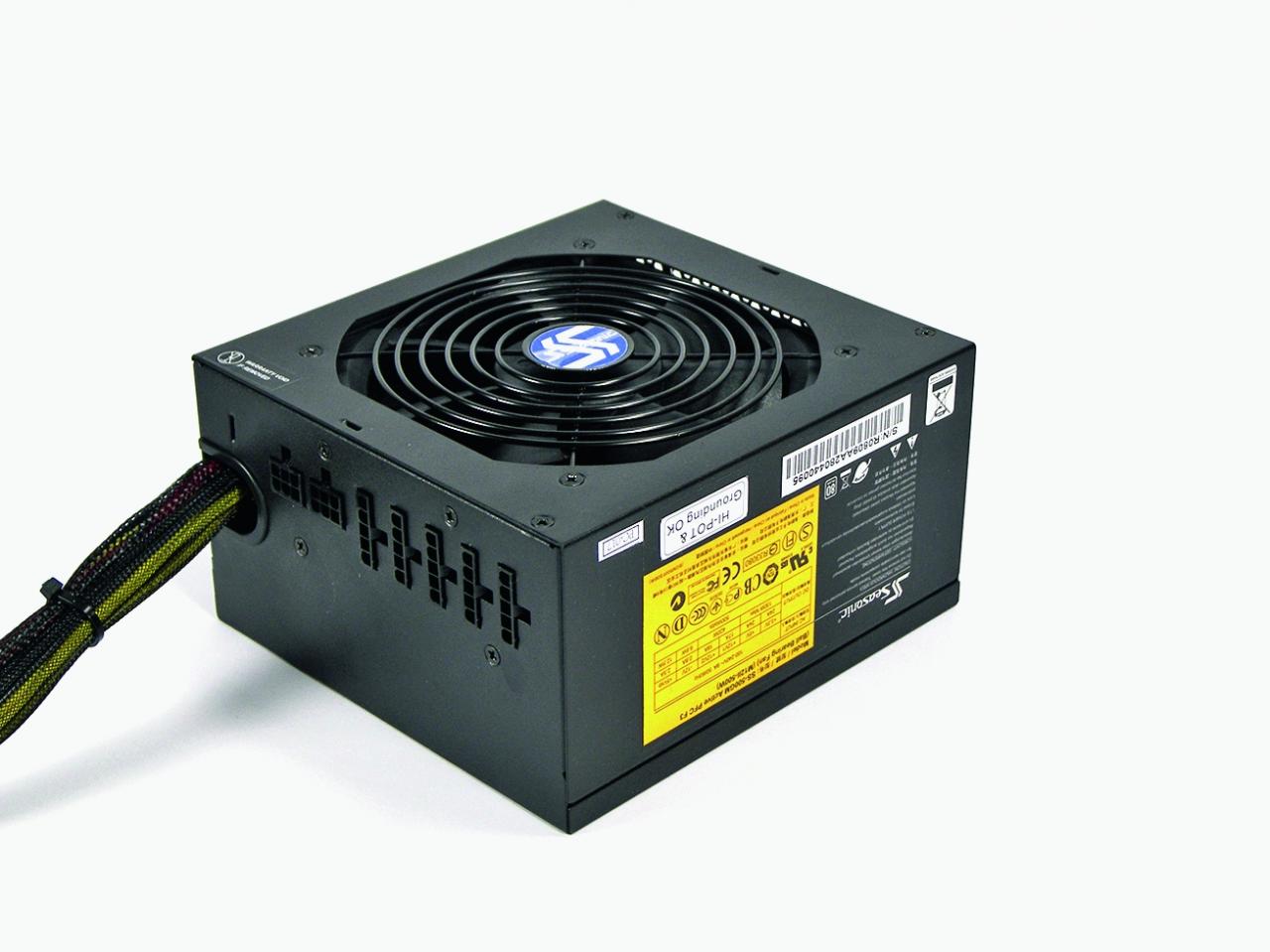 [28/01/2009] Eines von mehreren guten Netzeilen: das Seasonic M12II-620 mit abnehmbaren Kabeln (modular)