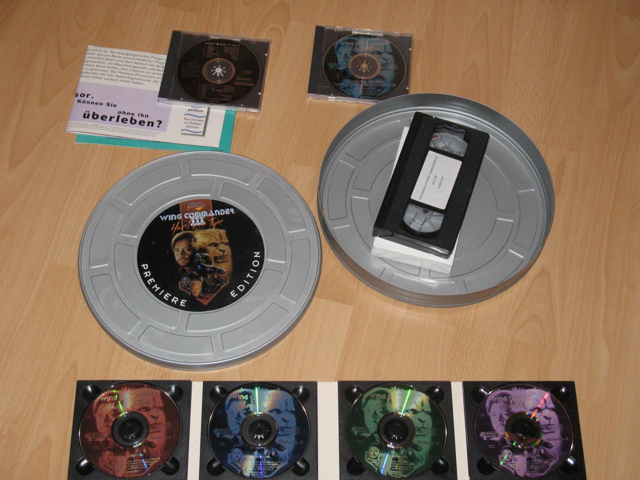 [08/01/2009] Eingesendet von UTDARKCTF - Die legendäre Special Edition von Wing Commander 3 in einer Filmdose, inklusive Video. Bei Ebay steht momentan nur ein Exemplar zum Verkauf. Kostenpunkt: 65 Euro.