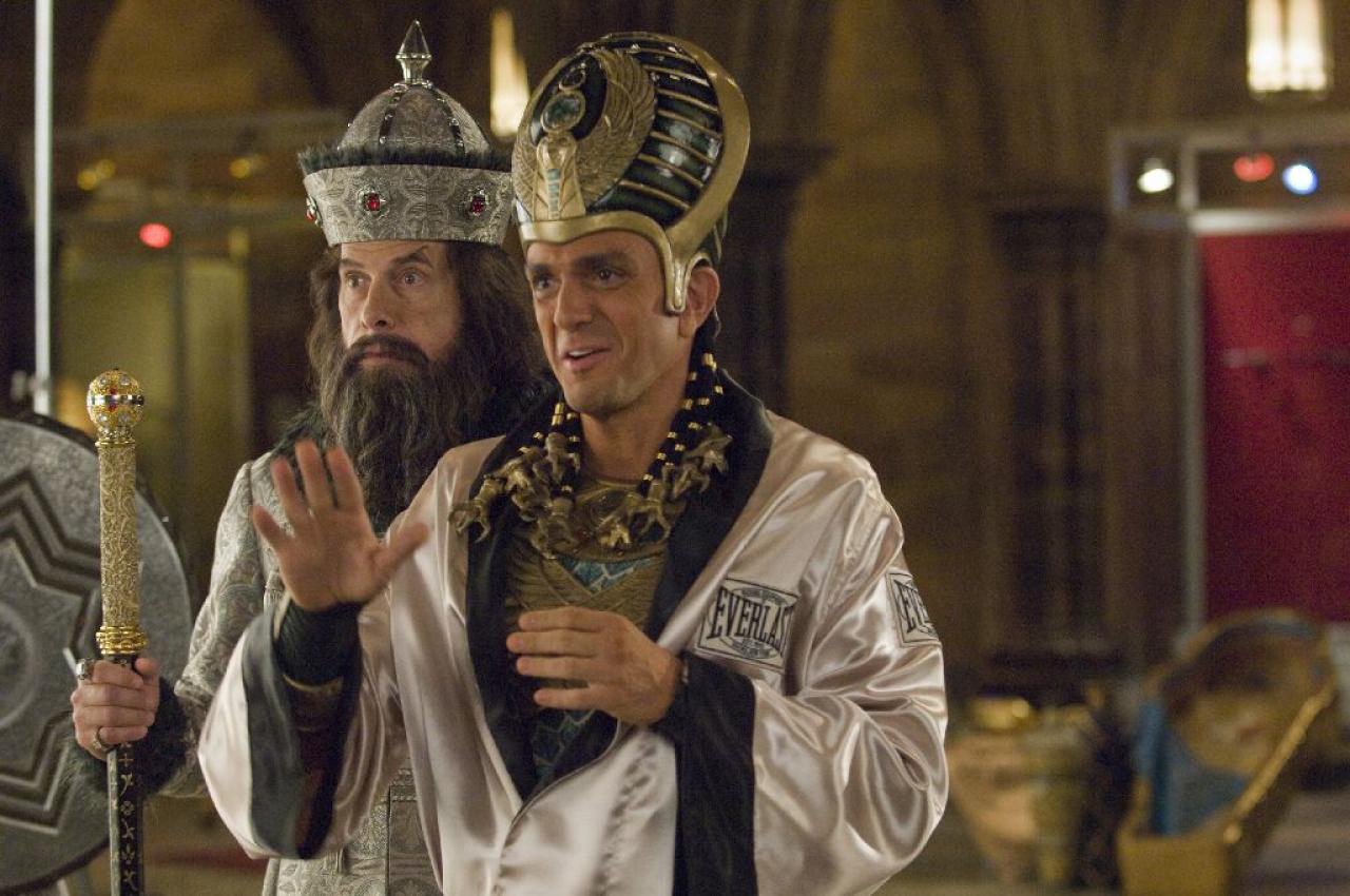 [09/04/2009] Pharao Kahmunrah (Hank Azaria) will die Dämonen aus der Hölle herbeirufen und braucht dazu die Pharaonentafel und das Wissen von Larry. 