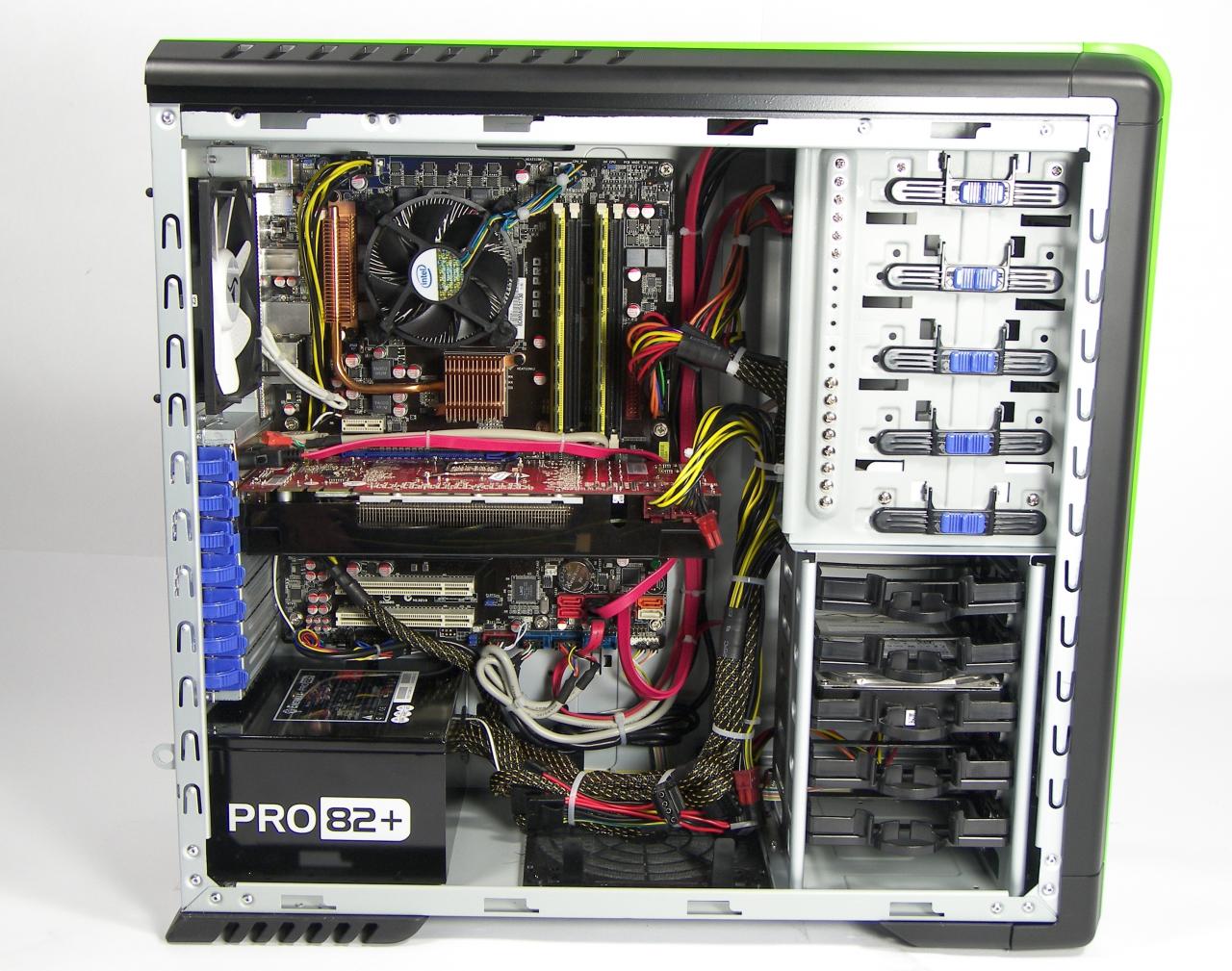 [14/05/2009] Der PC-Games PC Limited Edition: Ein Blick ins Innere verrät: Für einen Luftstrom zur ordentlichen Kühlung der hochwertigen Komponenten ist dank gut verlegten Kabeln gesorgt.