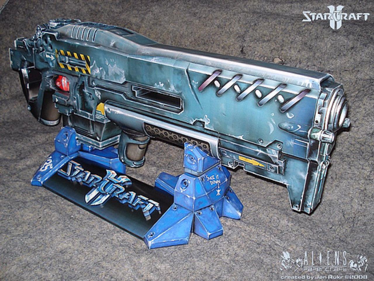 [12/06/2009] Papercraft: Aus Papier nachgebautes Gewehr aus Starcraft 2. (41)
