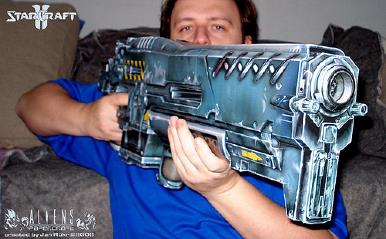 [12/06/2009] Papercraft: Aus Papier nachgebautes Gewehr aus Starcraft 2.