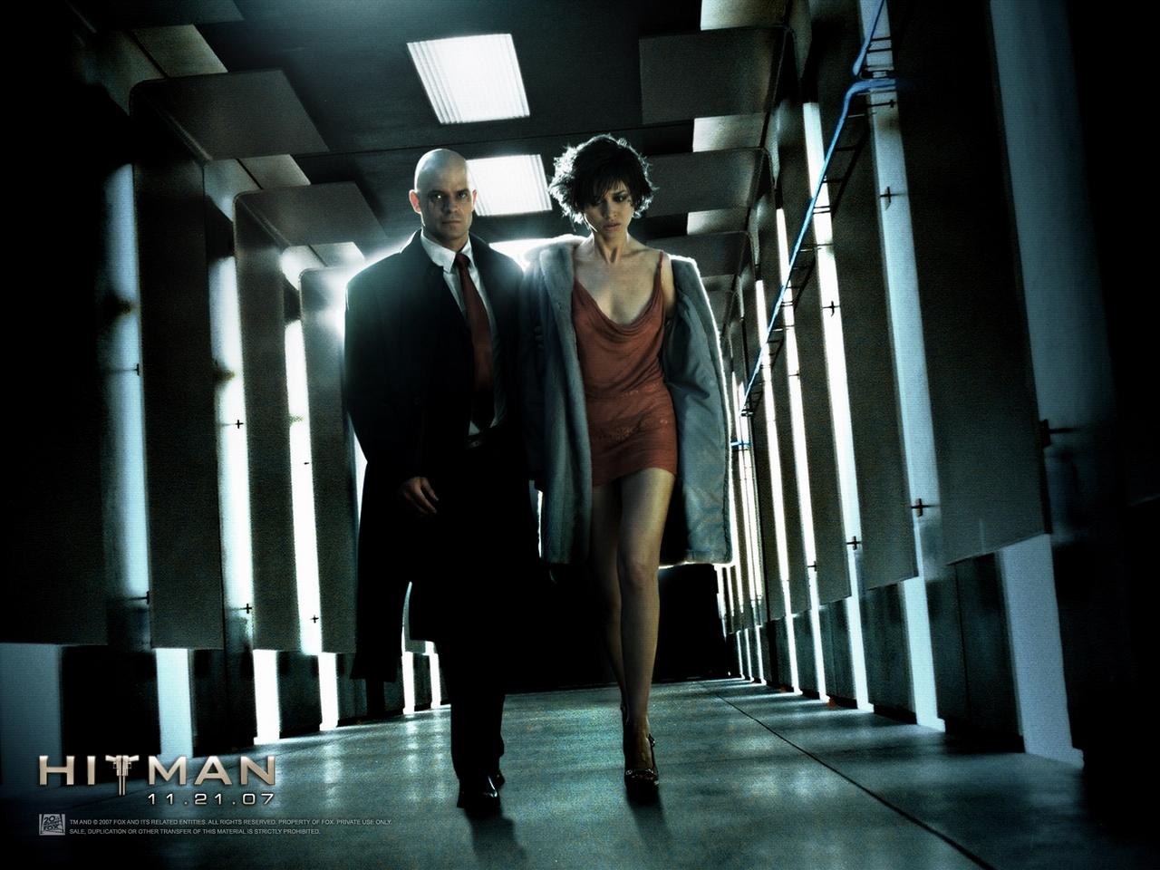[26/06/2009] Hitman lebt von Agent 47 und seiner Coolness. Identifikation fällt einem mit dem gefühllosen Klon auch leicht schwer, das versuchte dieser Film schlau zu ändern. Schade nur, dass Schauspieler Timothy Olyphant irgendwie nicht hart genug rüberkommt und in der Kluft etwas verloren aussieht. Dazu kommt noch, dass Agent 47 auf einmal eine Romanze aufgezwungen bekommt, die irgendwie so gar nicht passen will, Schade!