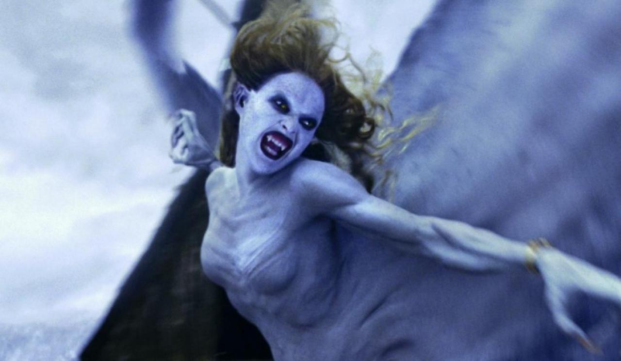 [25/06/2009] Platz 19: Van Helsing. Der Mystery-Horrorfilm von Regisseur Stephen Sommers aus dem Jahr 2004, in dem die gleichnamige Figur erstmals die Hauptrolle spielt. Van Helsing wird dabei vom Vatikan beauftragt, das Leben der Prinzessin Anna Valerious zu beschützen und sie bei der Vernichtung des Grafen Dracula zu unterstützen, der ihr Land terrorisiert. Während der gesamte Film eher durchschnittliche Computer-Effekte bot, gab es im Verlauf der bewegten Bilder drei fliegende Vampirdamen zu sehen, die nicht nur hocherotisch ausschauten, sondern auch teilweise sehr gut animiert wurden. Somit landen die aufreizenden Blutsauger auf dem 19. Platz unserer Rangliste. Quelle: Universal