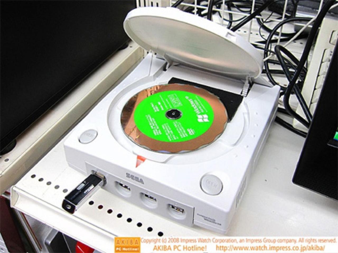 [24/07/2009] Die Dreamcast-Casemod bietet ein Blu-ray, Laufwerk, 160 GB Festplattenspeicher und eine ATi Radeon HD 3200. Kostenpunkt für alle Bauteile: rund 1.045 US-Dollar.